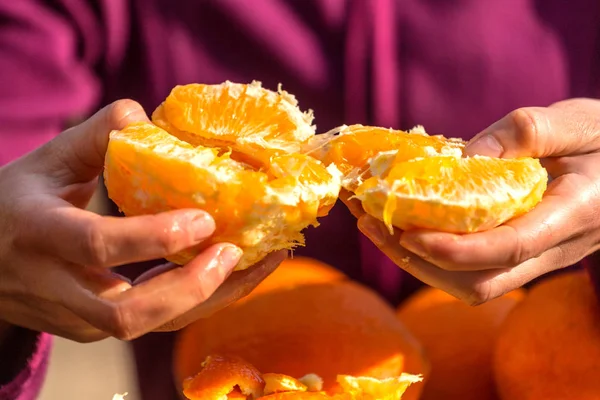 Portakal kabuğu gelen kadın soyma. 