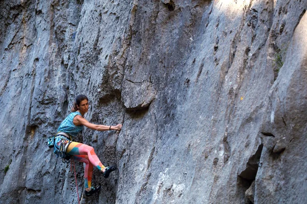 A girl climbs a rock. — Stock Photo, Image