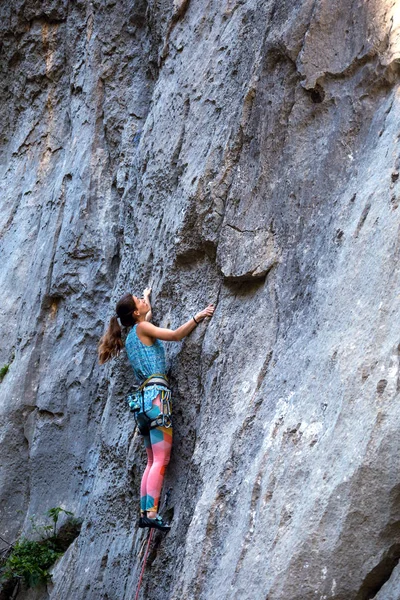 A girl climbs a rock. — Stock Photo, Image