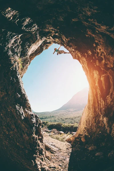 Escalador de rocha sobe para a caverna . — Fotografia de Stock