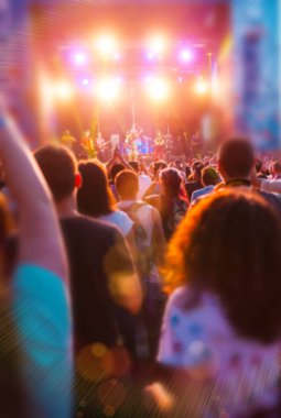 İnsanlar konserde eğleniyor..