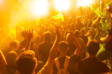 İnsanlar konserde eğleniyor..