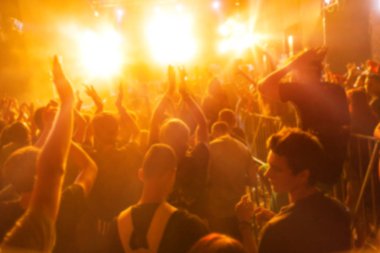 İnsanlar konserde eğleniyor..