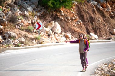 İki arkadaş arabayı durdurun.. 