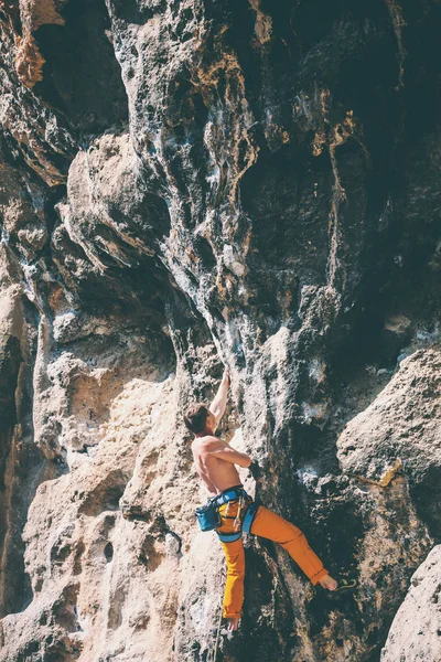 Rock climbing on natural terrain. — Stock Photo, Image