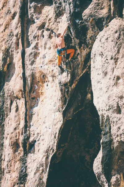 Rock climbing on natural terrain. — Stock Photo, Image
