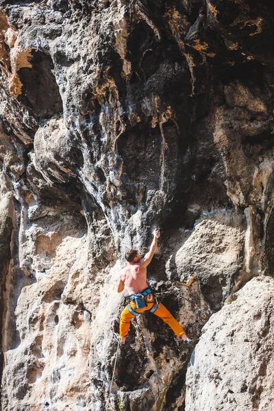 Escalada en roca en terreno natural . —  Fotos de Stock