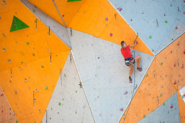 The climber trains on an artificial relief. — Stock Photo, Image