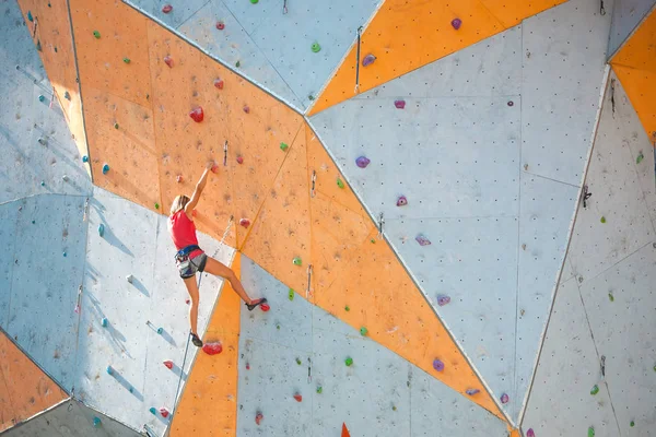The climber trains on an artificial relief. — Stock Photo, Image