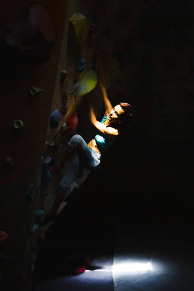 Eine Frau trainiert in einer Kletterhalle. — Stockfoto