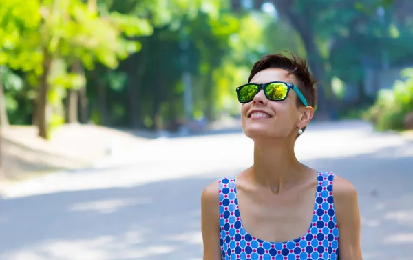 Retrato de una chica con el pelo corto . —  Fotos de Stock