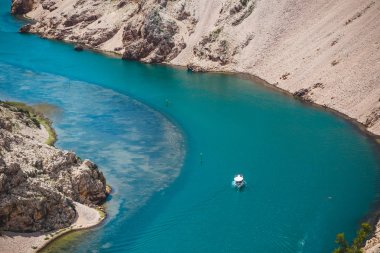 Kanyon altındaki nehir.