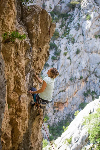 Escalada en roca y montañismo en el Parque Nacional Paklenica . — Foto de Stock