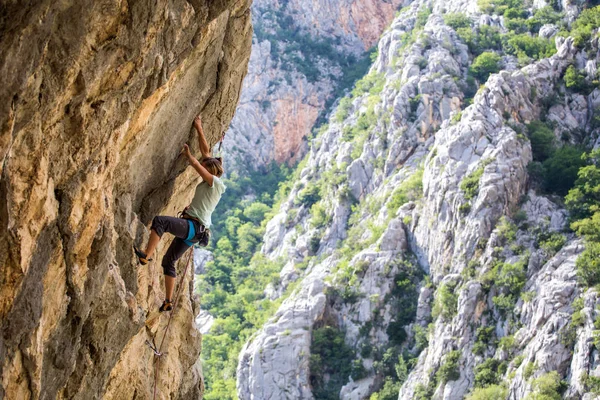 Climber trains on the rocks of Croatia. — Stock Photo, Image