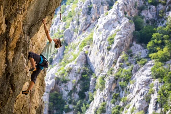 Horolezec na chorvatských skalách. — Stock fotografie