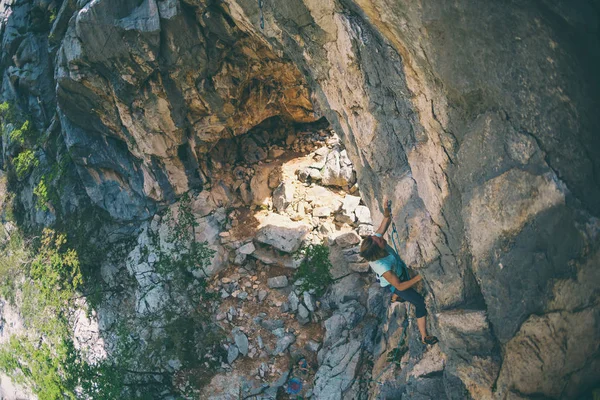 여 자가 올라 바위. — 스톡 사진