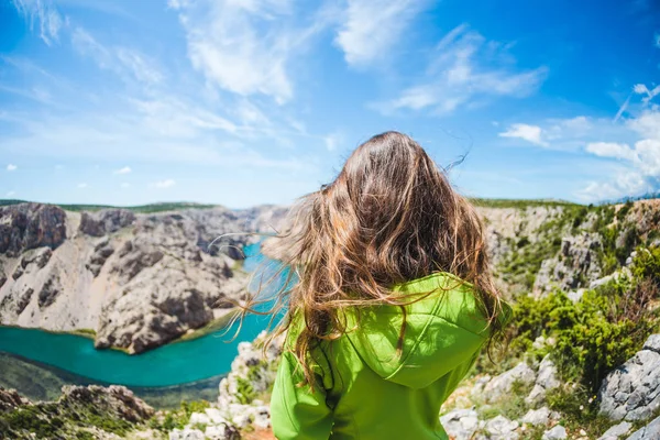 Uma mulher viaja para lugares pitorescos na Croácia . — Fotografia de Stock