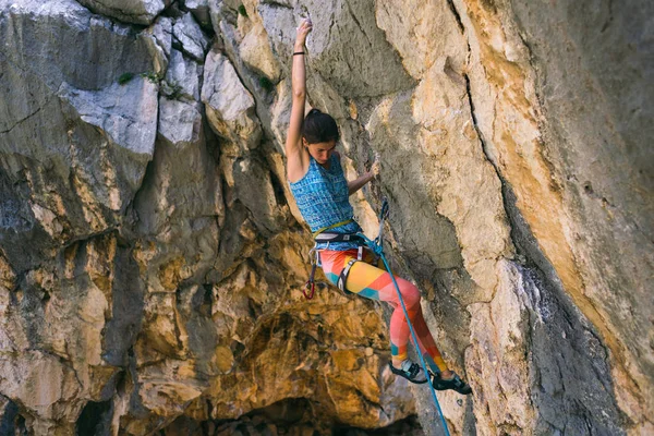 Una chica sube una roca . — Foto de Stock