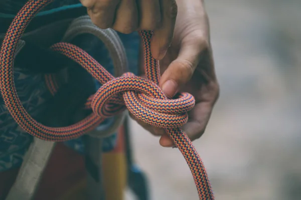 Escalade attachant un nœud de sécurité . — Photo