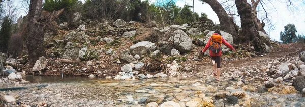 Barefoot meisje stak de berg rivier. — Stockfoto