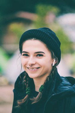 piercing ile güzel kız.