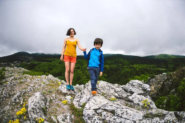 El niño con su madre en la cima de la montaña . — Foto de Stock