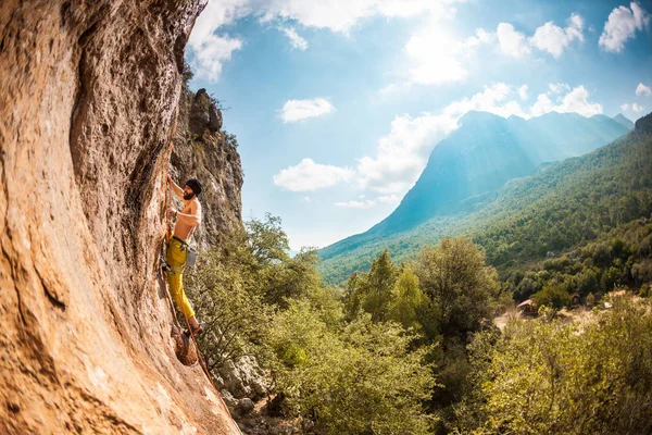 Un uomo scala una roccia . — Foto Stock
