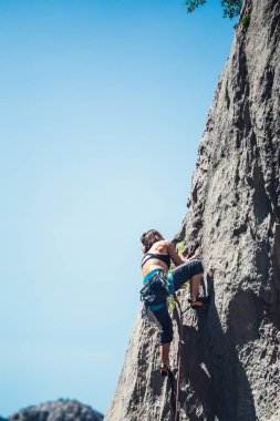 Aşırı spor yapan kadın.