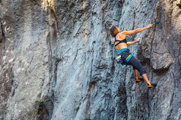 Mujer dedicada al deporte extremo . — Foto de Stock