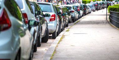 Otoparka park etmiş arabalar.