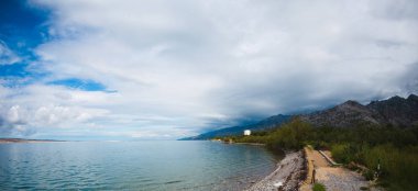 Bulutlu deniz ve gökyüzü.