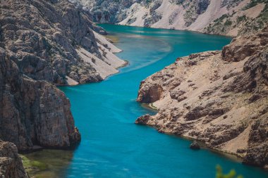 Pitoresk Kanyon altındaki nehir.