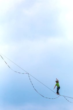 Mavi gökyüzünün arka planında Highliner.
