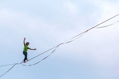 Mavi gökyüzünün arka planında Highliner.