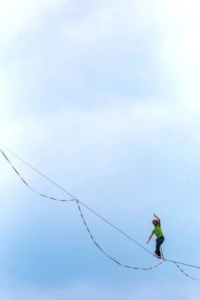 Highliner sur le fond du ciel bleu . — Photo