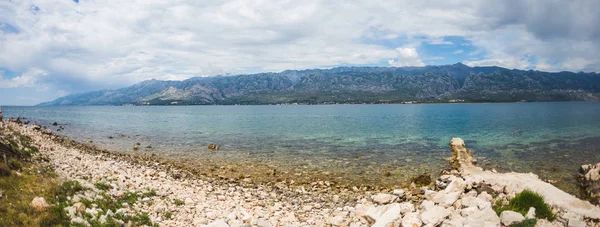 Old Stone Pier vid Adriatiska kusten. — Stockfoto