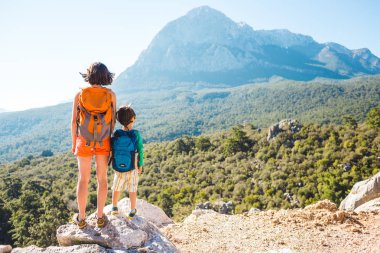 Oğlan ve annesi dağın duruyorsun.