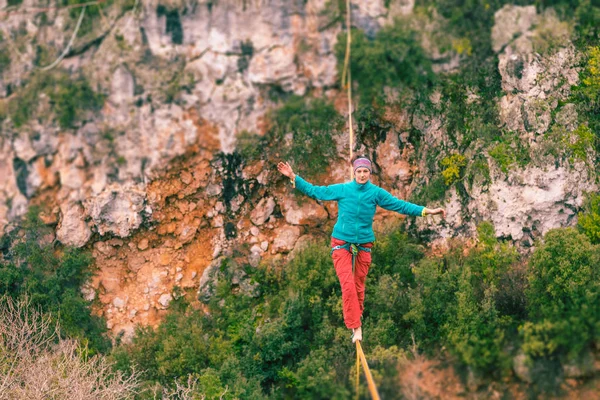 Highline in de bergen. — Stockfoto