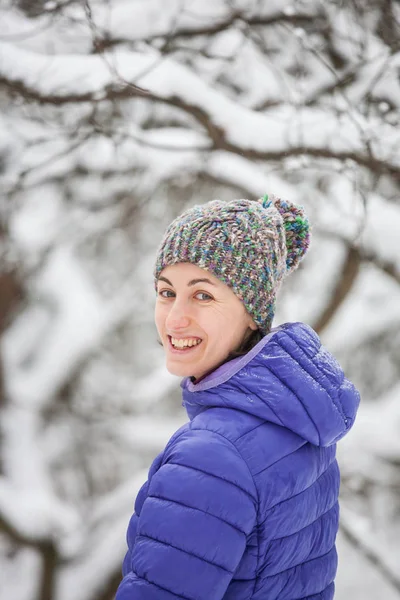 Portrait d'une femme en bonnet tricoté . — Photo