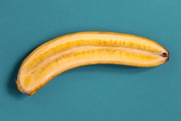 Banán vágjuk mentén. — Stock Fotó