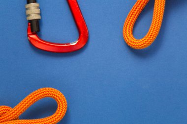 Karabina ve tırmanma halatı döngü.