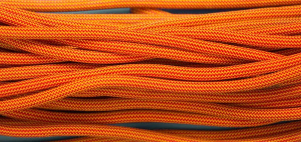 攀爬的橙色钢丝绳. — 图库照片