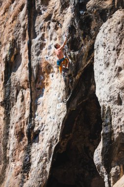 Doğal arazi üzerinde dağcılık.