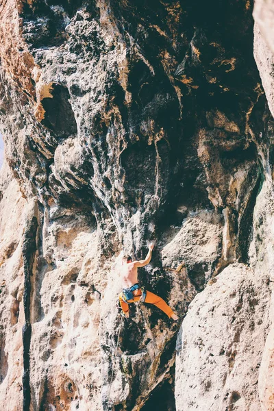 Escalada en roca en terreno natural . — Foto de Stock