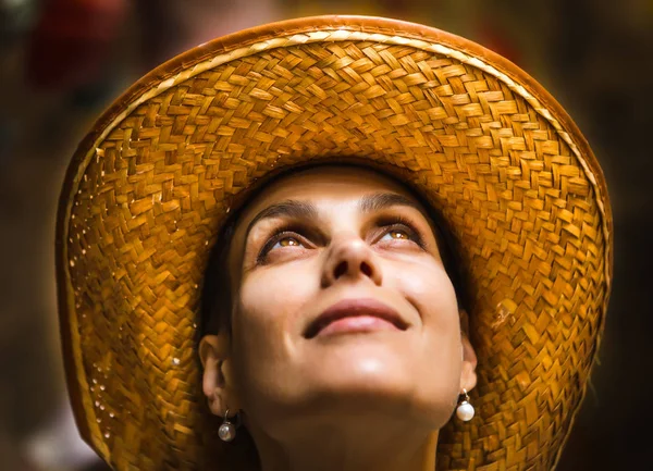 Retrato de una mujer con sombrero de mimbre . —  Fotos de Stock