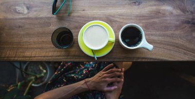 Cappuccino, espresso ve bir bardak su.