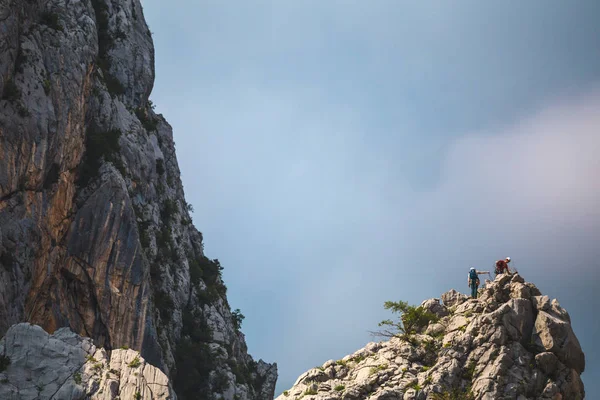 두 명의 등산객이 산 꼭대기까지 올라갑니다.. — 스톡 사진