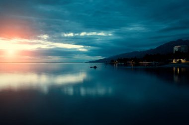 gece gökyüzü ve deniz.