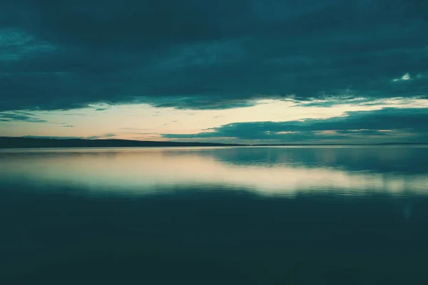 夜晚的天空和大海. — 图库照片