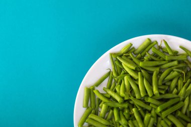 Beyaz tabakta kuşkonmaz fasulyesi.